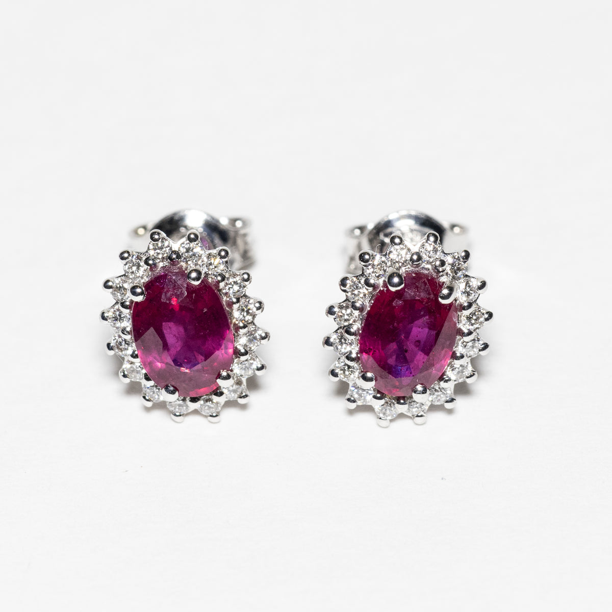 18kt White Gold Earrings with Central Sapphire and Diamonds 