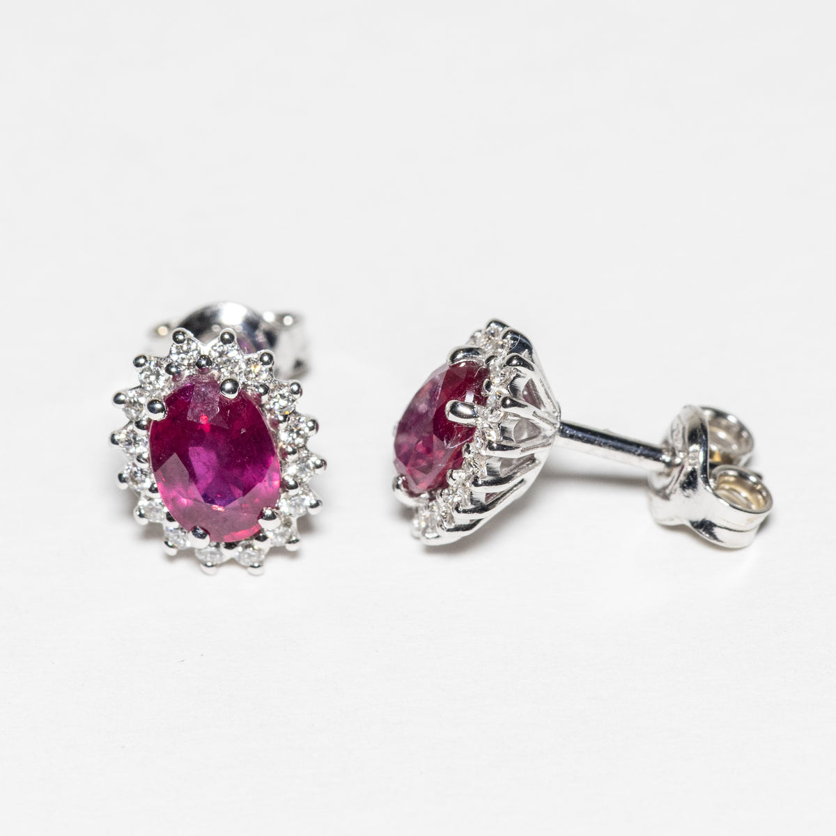 18kt White Gold Earrings with Central Sapphire and Diamonds 