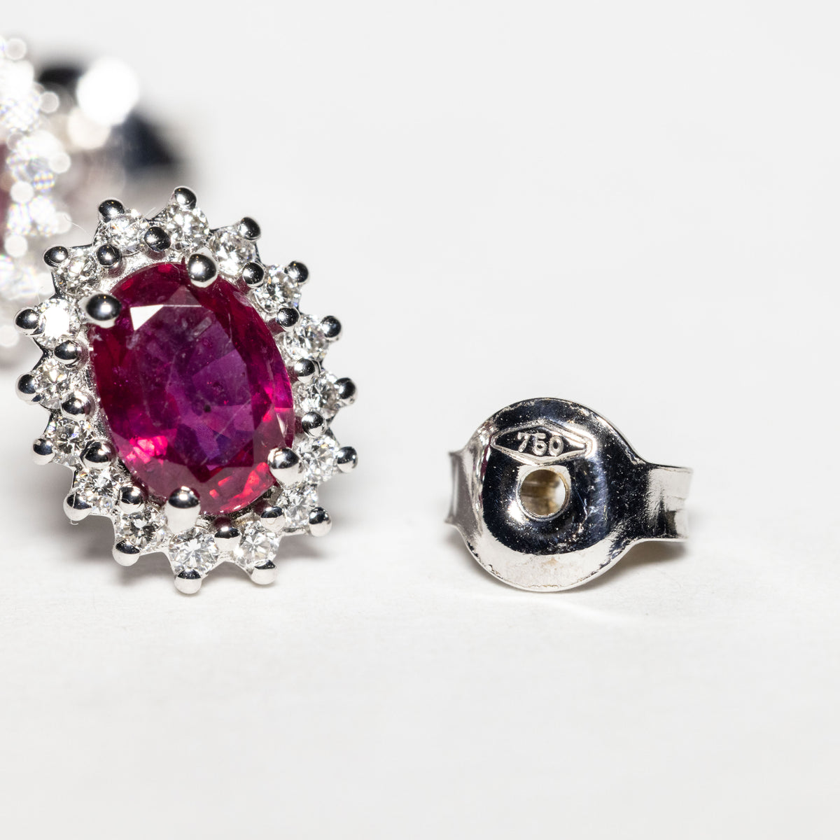 18kt White Gold Earrings with Central Sapphire and Diamonds 