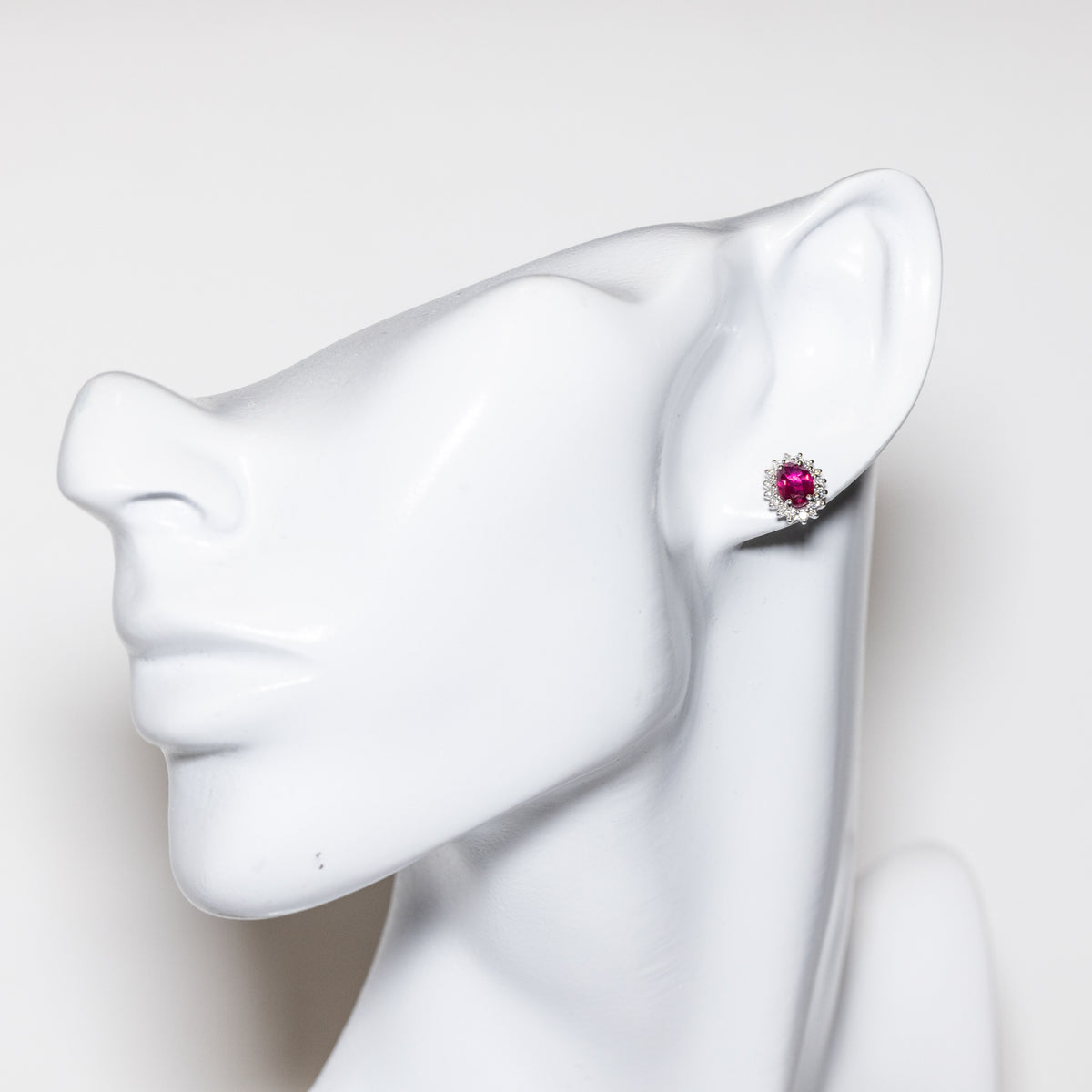 18kt White Gold Earrings with Central Sapphire and Diamonds 