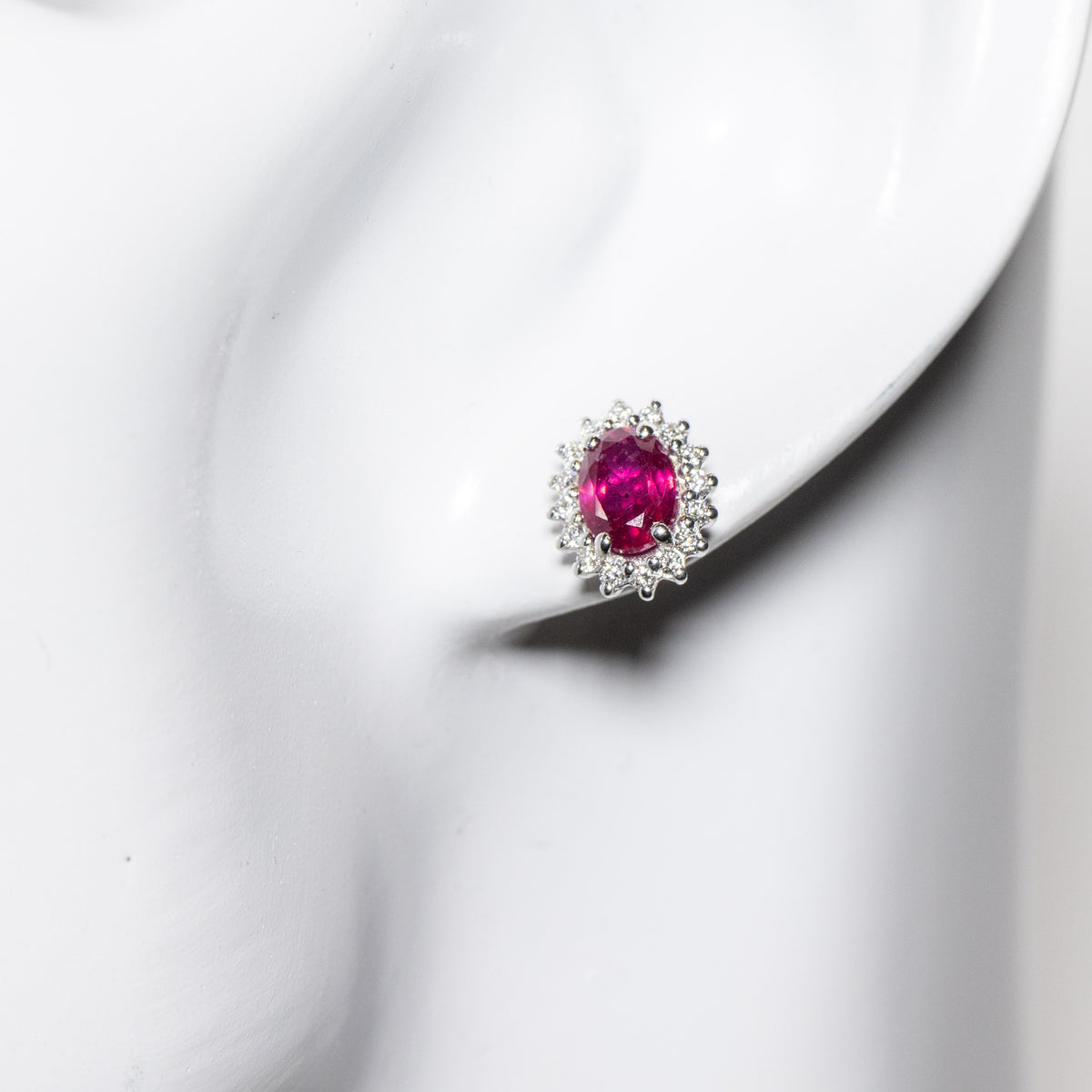 18kt White Gold Earrings with Central Sapphire and Diamonds 