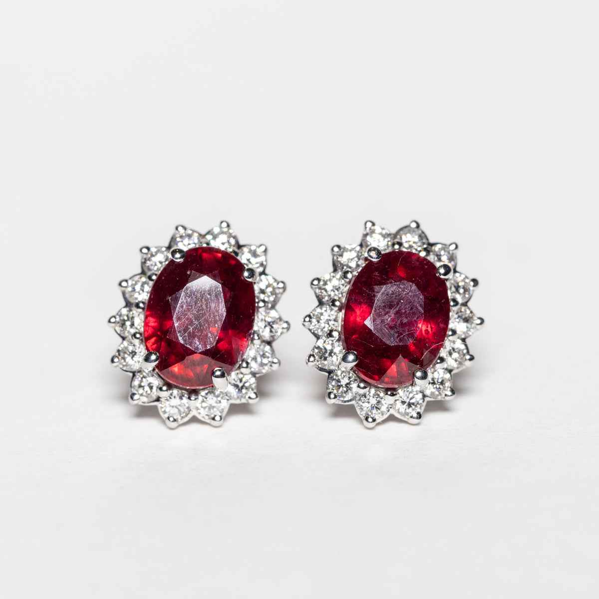 18kt White Gold Earrings with Central Sapphire and Diamonds 