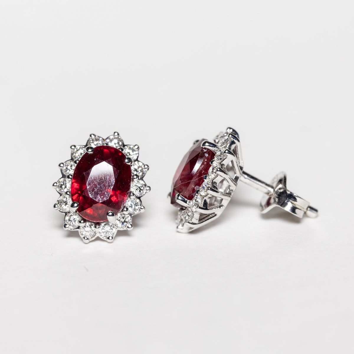 18kt White Gold Earrings with Central Sapphire and Diamonds 
