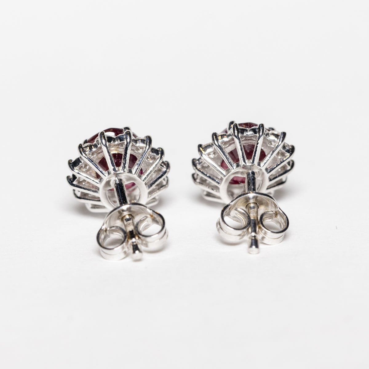 18kt White Gold Earrings with Central Sapphire and Diamonds 