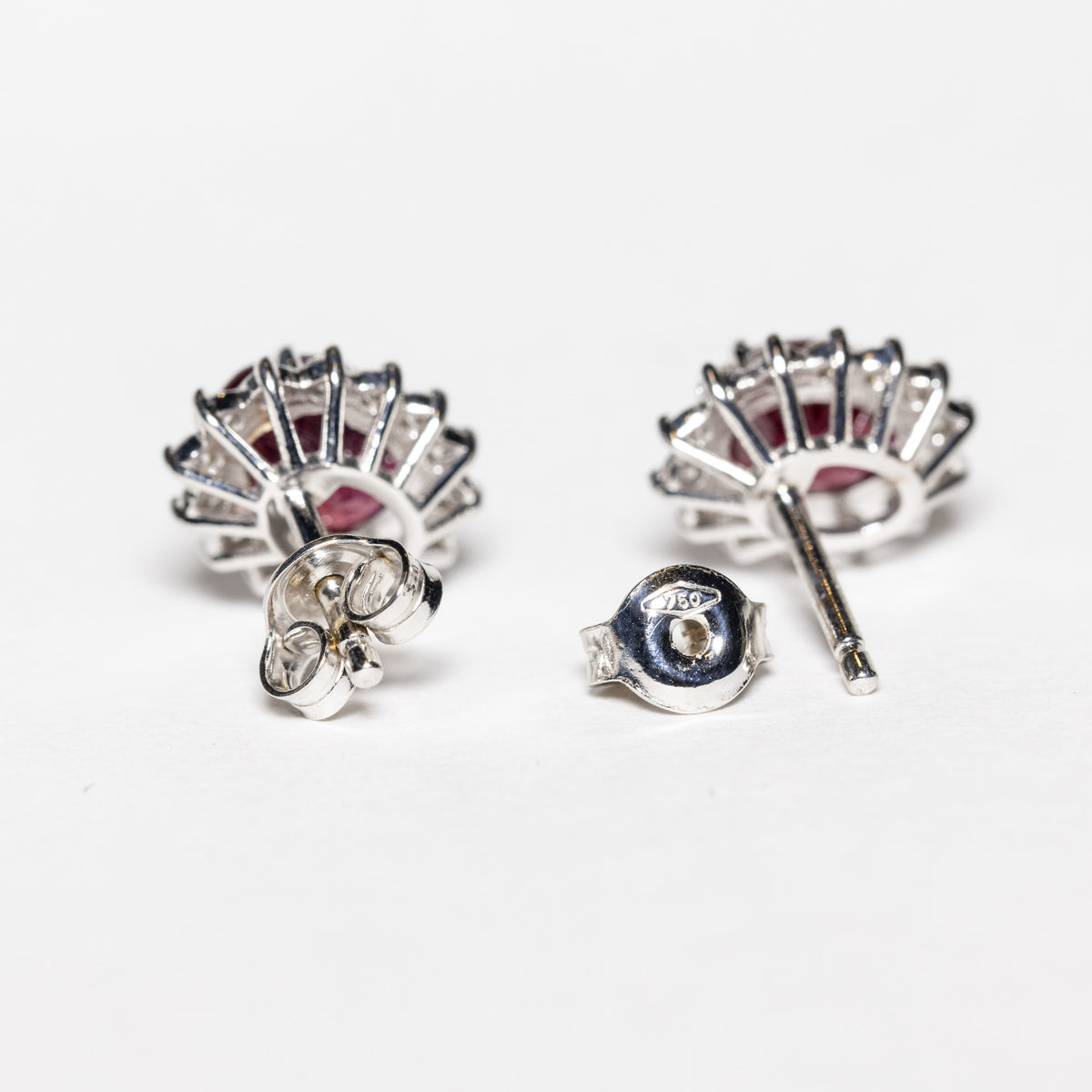 18kt White Gold Earrings with Central Sapphire and Diamonds 