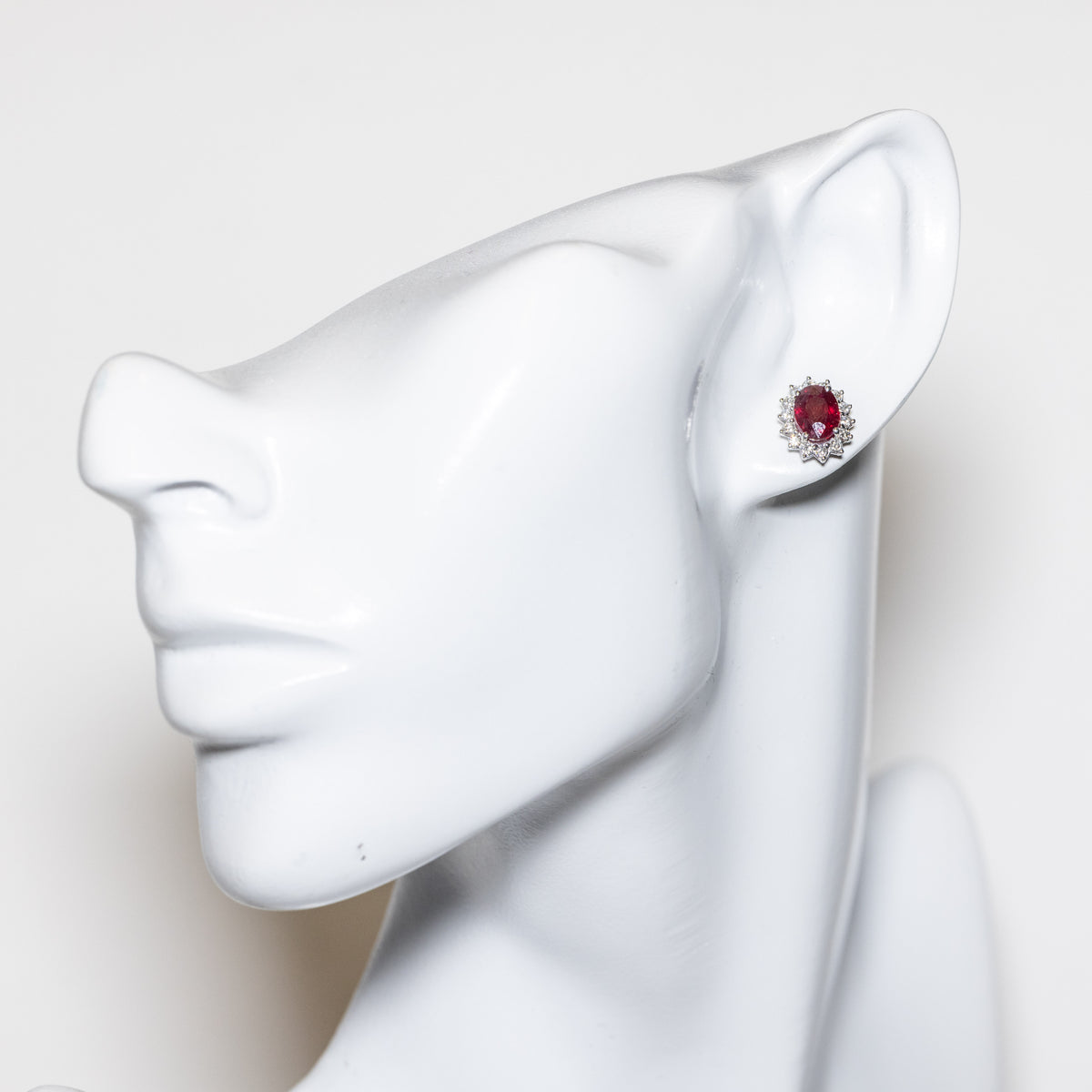 18kt White Gold Earrings with Central Sapphire and Diamonds 