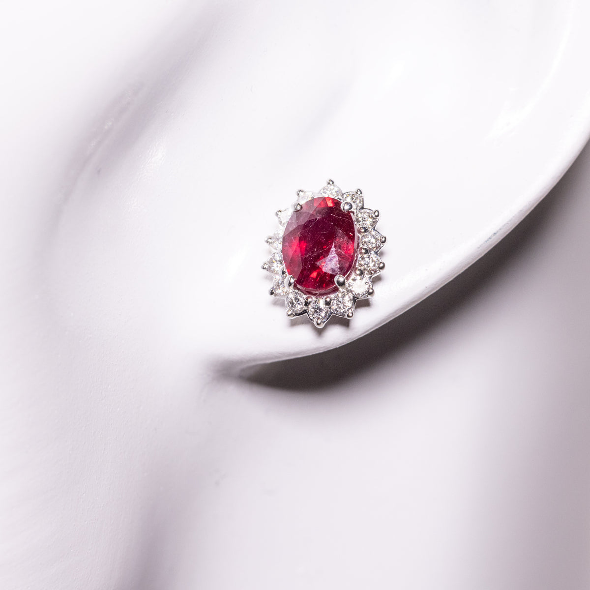 18kt White Gold Earrings with Central Sapphire and Diamonds 