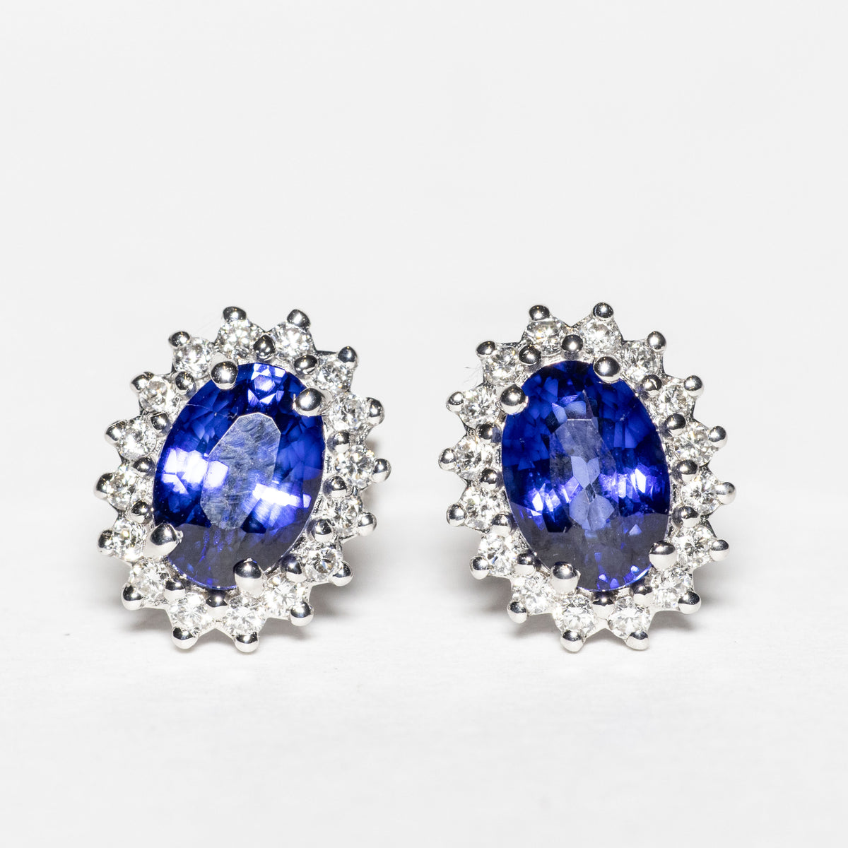 18kt White Gold Earrings with Central Sapphire and Diamonds 