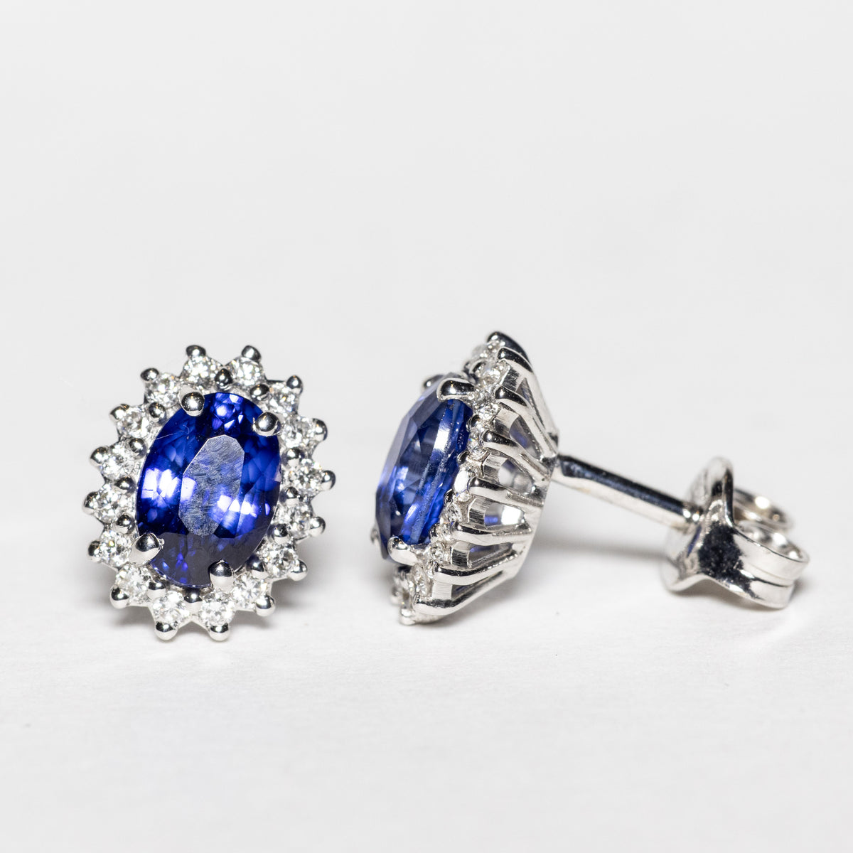 18kt White Gold Earrings with Central Sapphire and Diamonds 