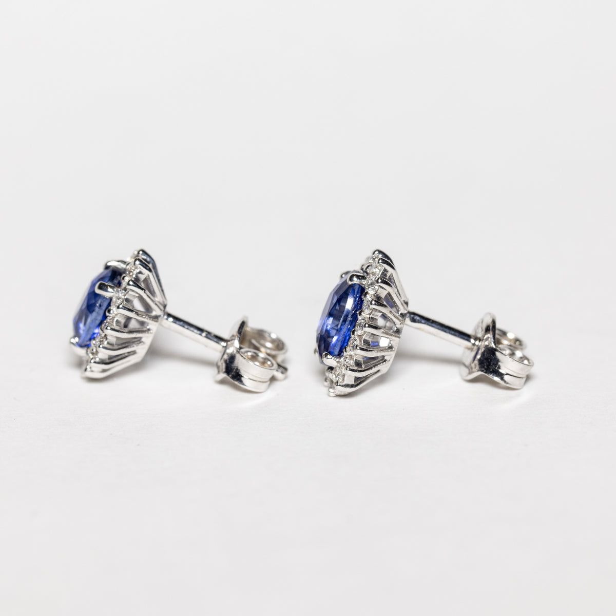 18kt White Gold Earrings with Central Sapphire and Diamonds 