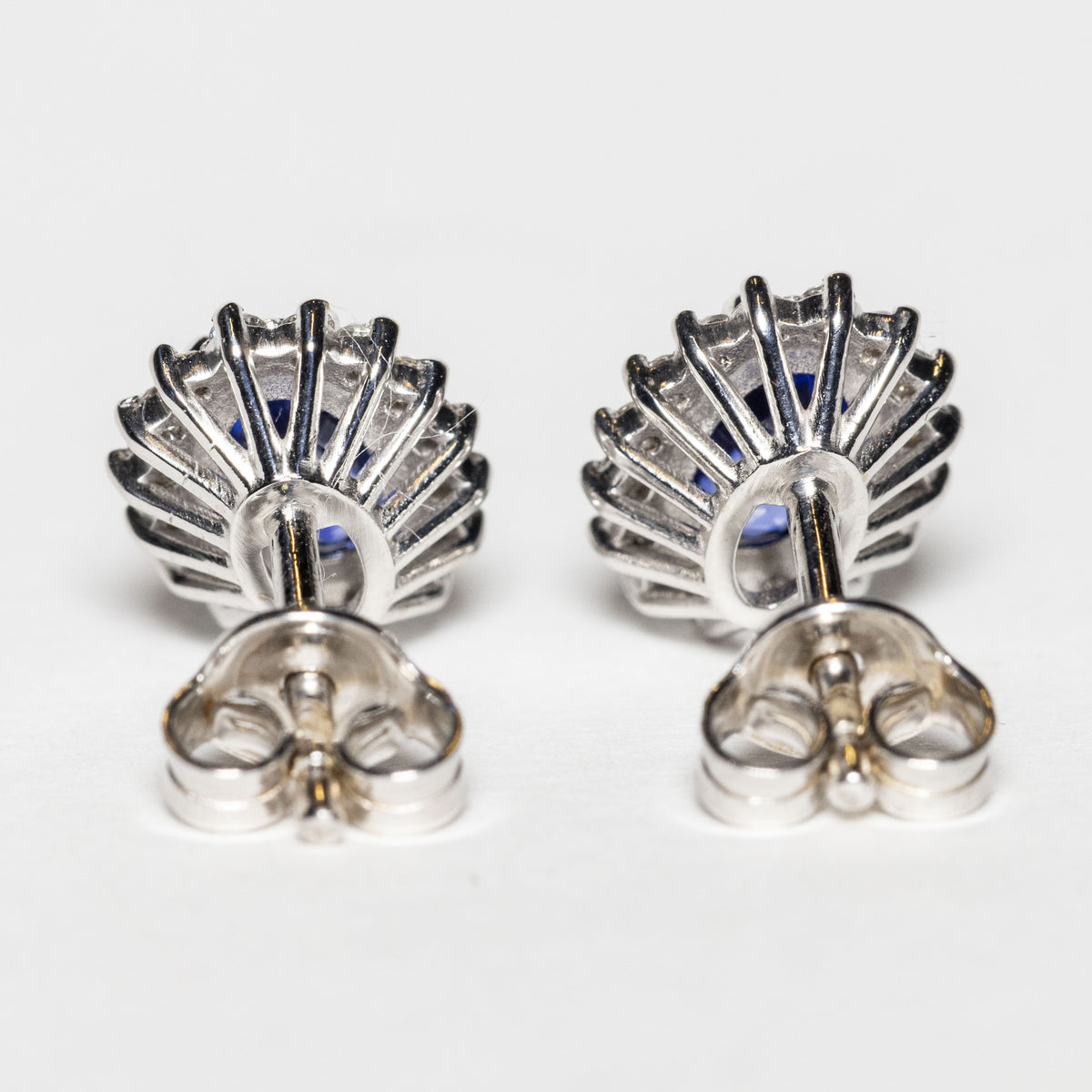 18kt White Gold Earrings with Central Sapphire and Diamonds 