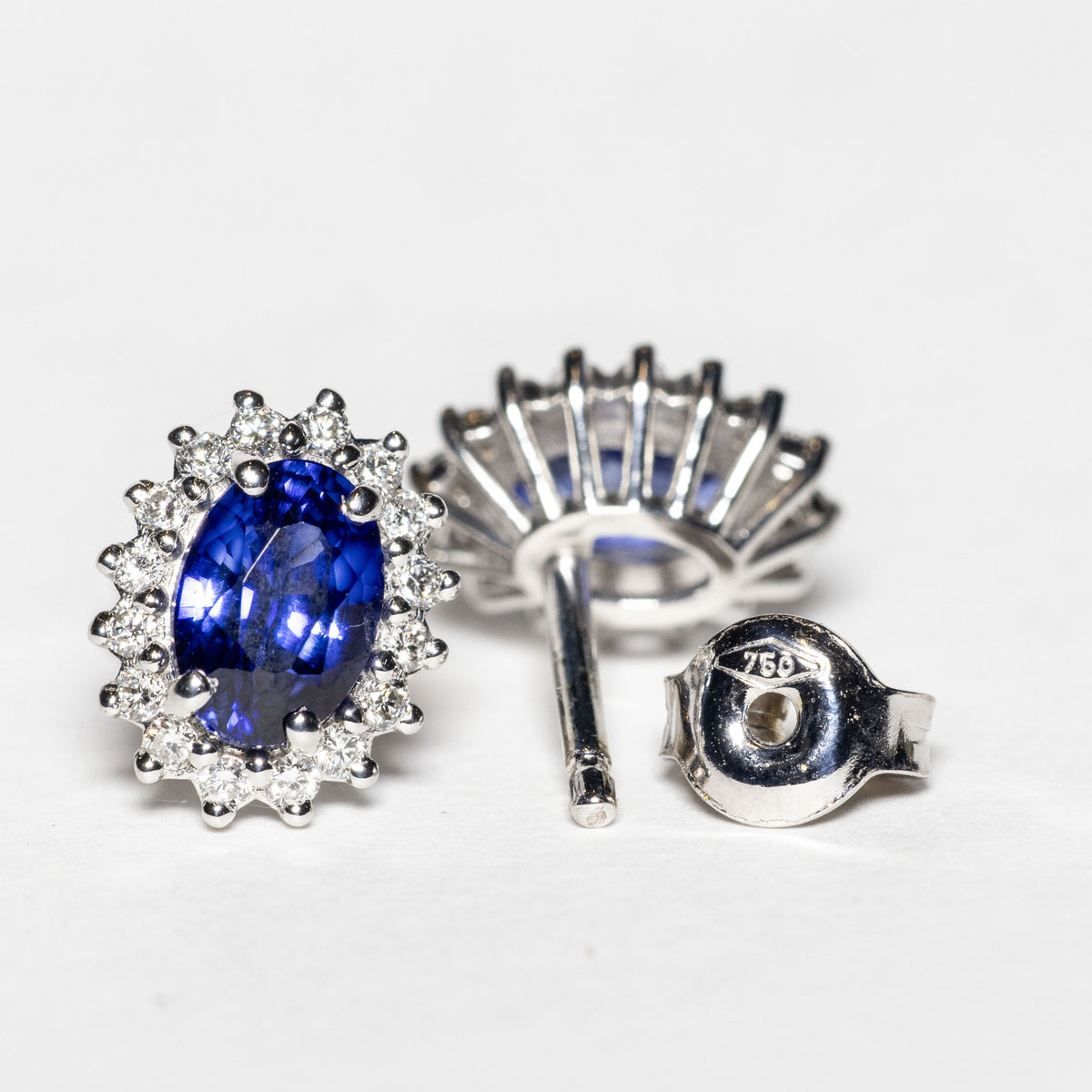 18kt White Gold Earrings with Central Sapphire and Diamonds 