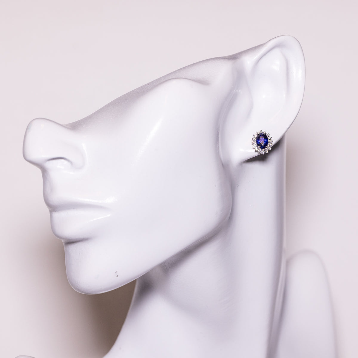 18kt White Gold Earrings with Central Sapphire and Diamonds 