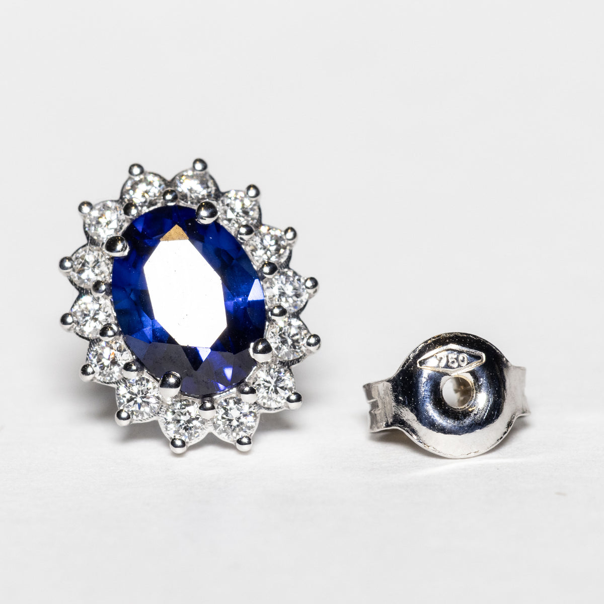 Orecchini in Oro Bianco 18kt con Zaffiro centrale e Diamanti rotondo brillanti