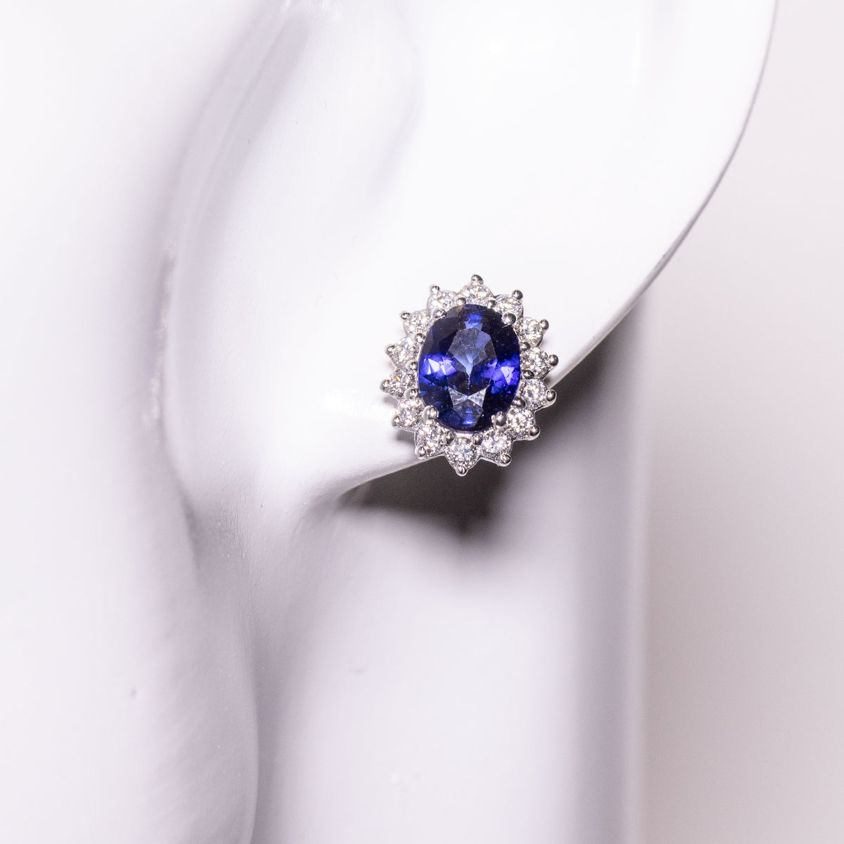 Orecchini in Oro Bianco 18kt con Zaffiro centrale e Diamanti rotondo brillanti