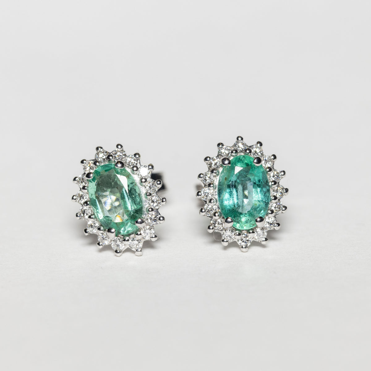 Orecchini in Oro Bianco 18kt con smeraldi e diamanti rotondo brillanti