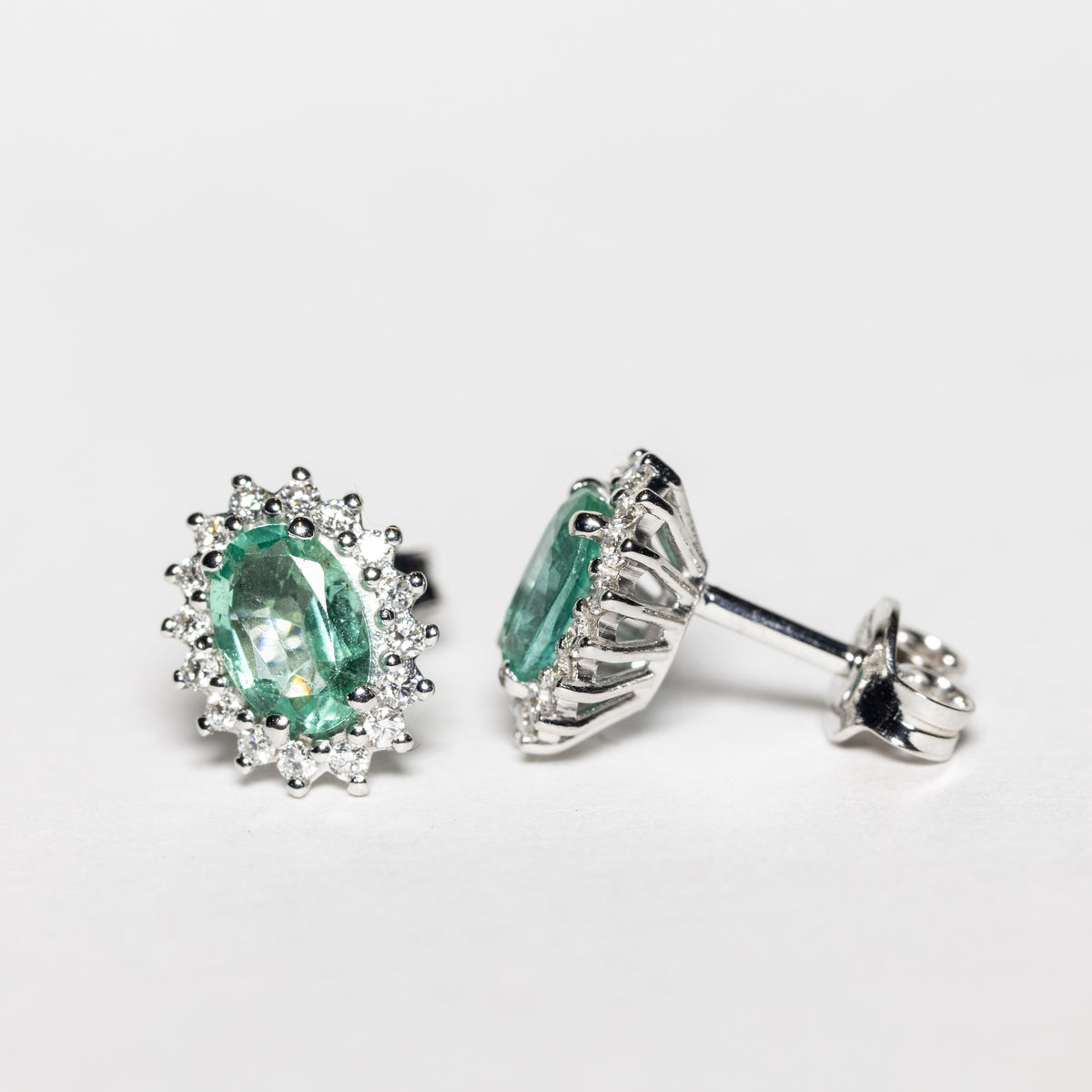 Orecchini in Oro Bianco 18kt con smeraldi e diamanti rotondo brillanti