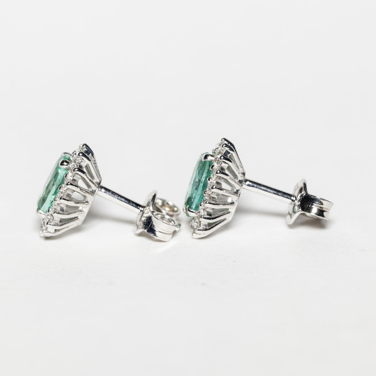 Orecchini in Oro Bianco 18kt con smeraldi e diamanti rotondo brillanti