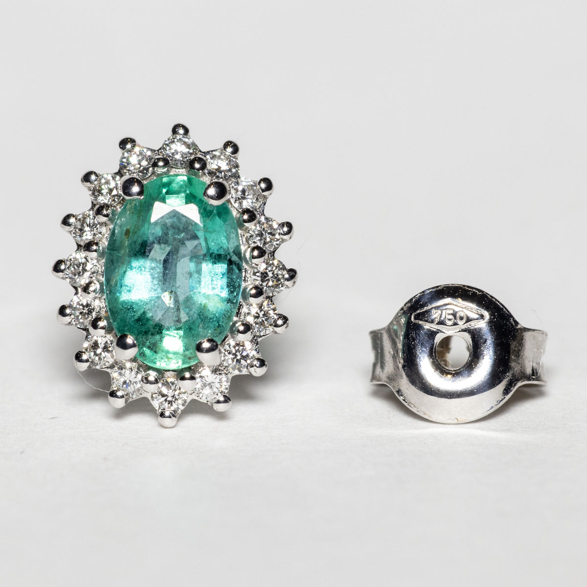 Orecchini in Oro Bianco 18kt con smeraldi e diamanti rotondo brillanti