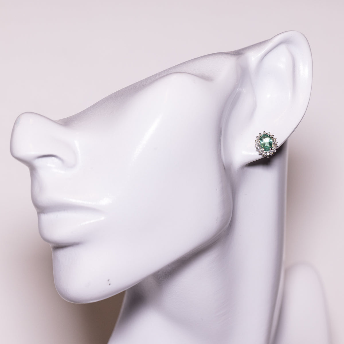 Orecchini in Oro Bianco 18kt con smeraldi e diamanti rotondo brillanti
