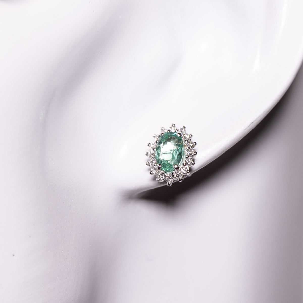 Orecchini in Oro Bianco 18kt con smeraldi e diamanti rotondo brillanti