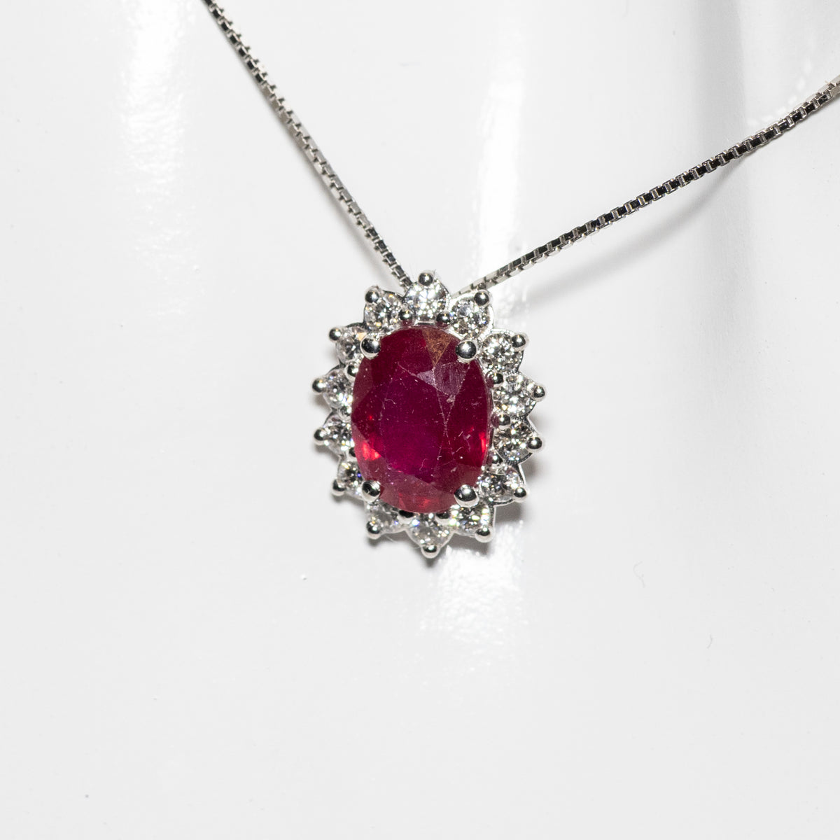 Collana in Oro Bianco 18 KT con Ciondolo con Rubino e Diamanti Rotondo Brillanti