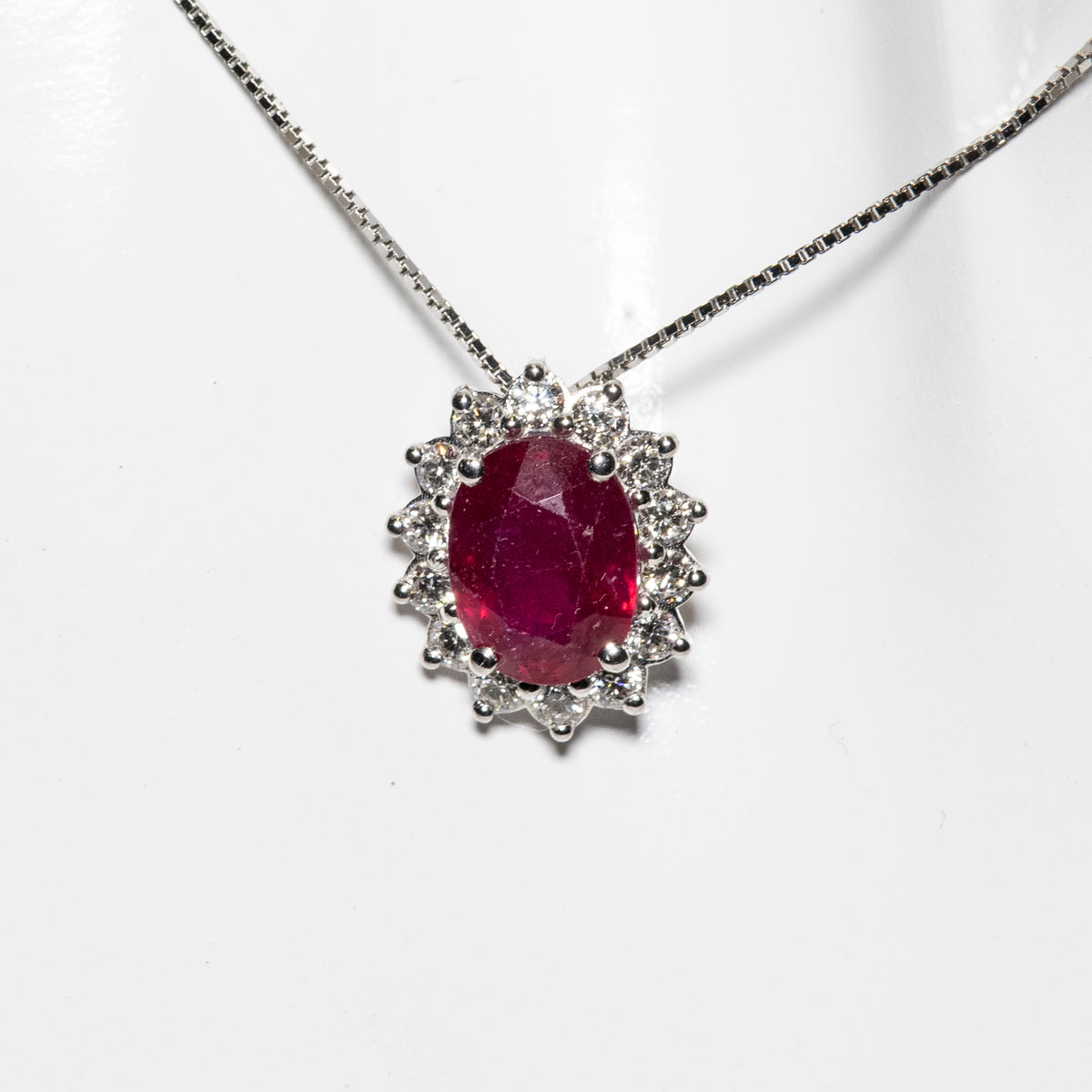 Collana in Oro Bianco 18 KT con Ciondolo Rubino e Diamanti Rotondo Brillanti
