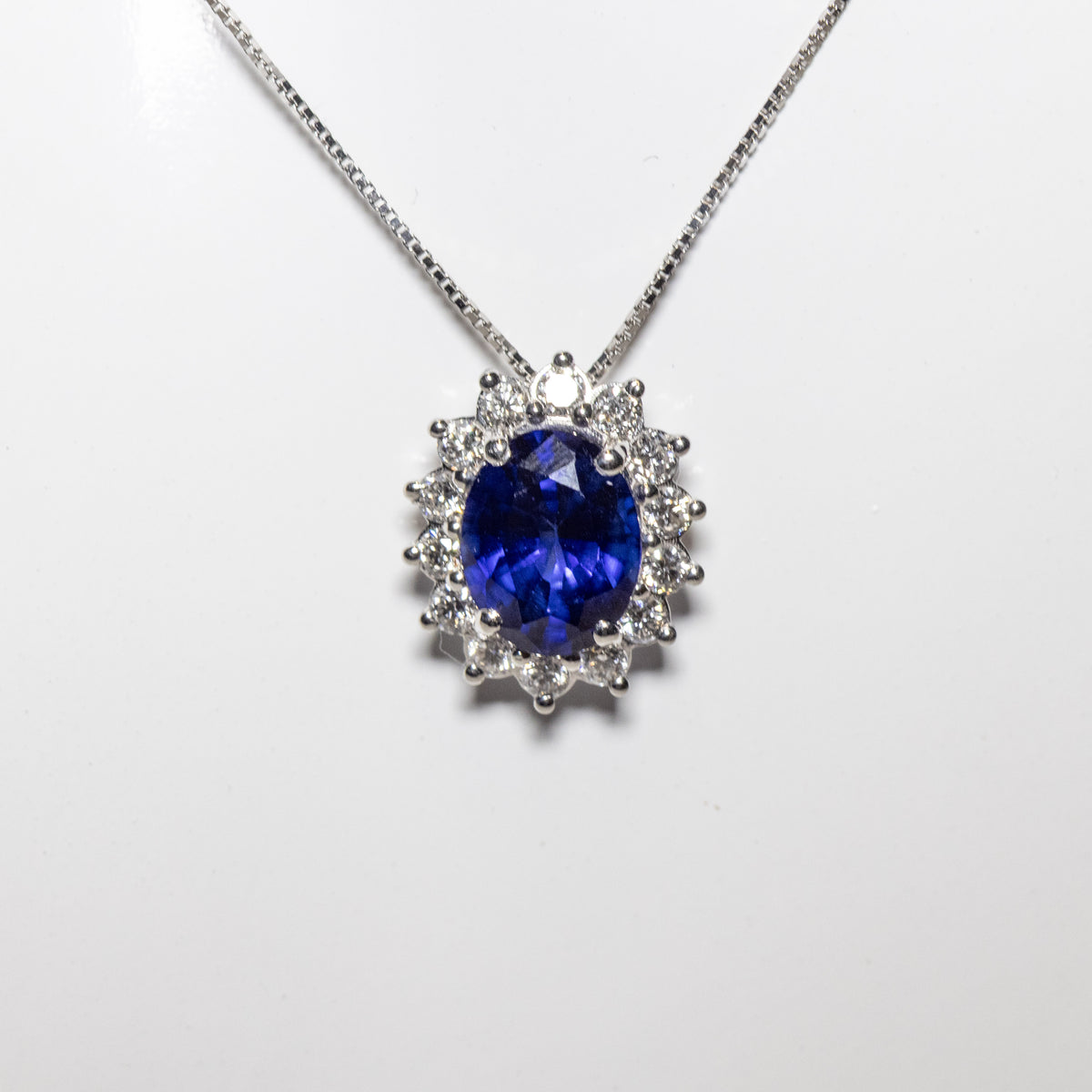 Collana in Oro Bianco 18 KT con Ciondolo in Zaffiro e Diamanti Rotondo Brillanti