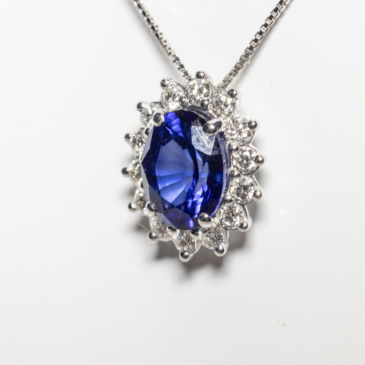 Collana in Oro Bianco 18 KT con Ciondolo in Zaffiro e Diamanti Rotondo Brillanti