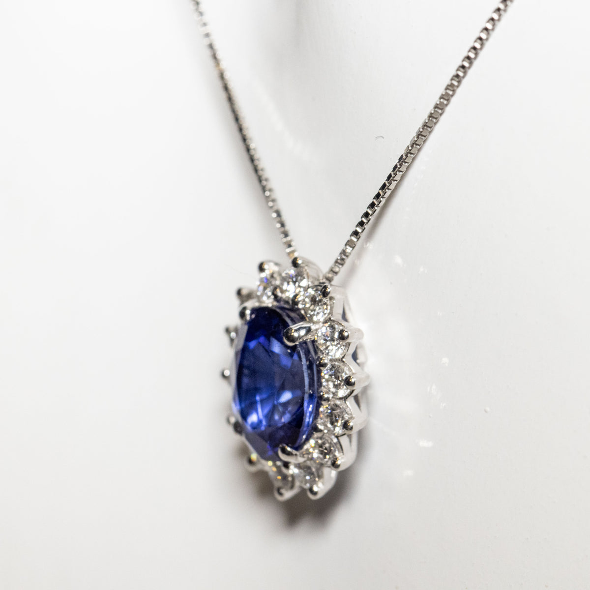Collana in Oro Bianco 18 KT con Ciondolo in Zaffiro e Diamanti Rotondo Brillanti