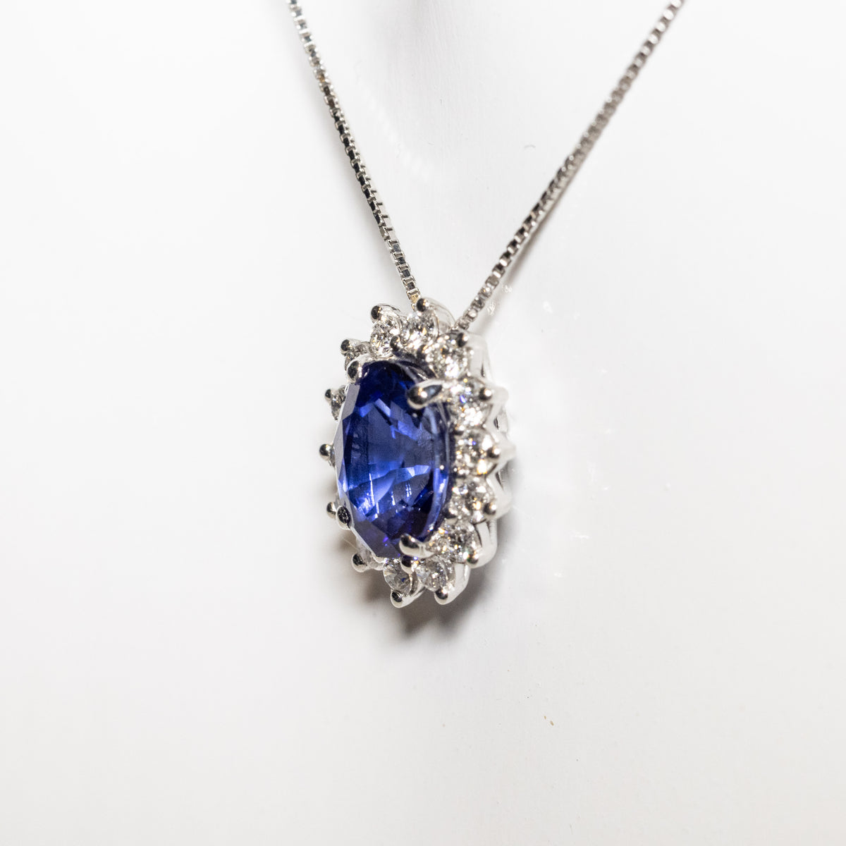 Collana in Oro Bianco 18 KT con Ciondolo in Zaffiro e Diamanti Rotondo Brillanti