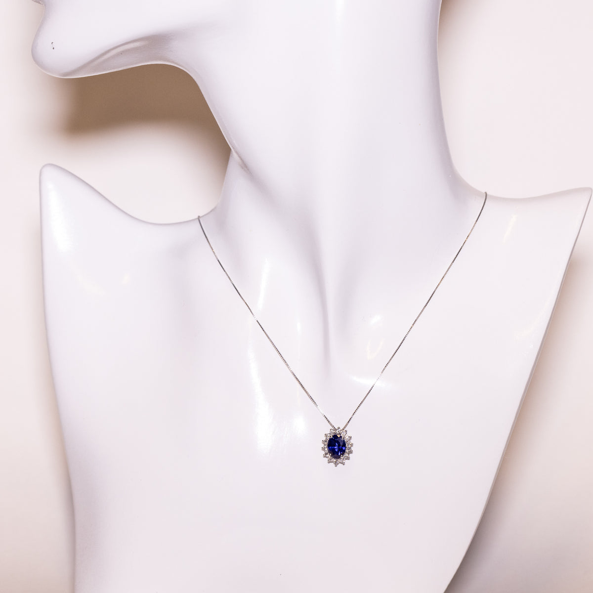 Collana in Oro Bianco 18 KT con Ciondolo in Zaffiro e Diamanti Rotondo Brillanti