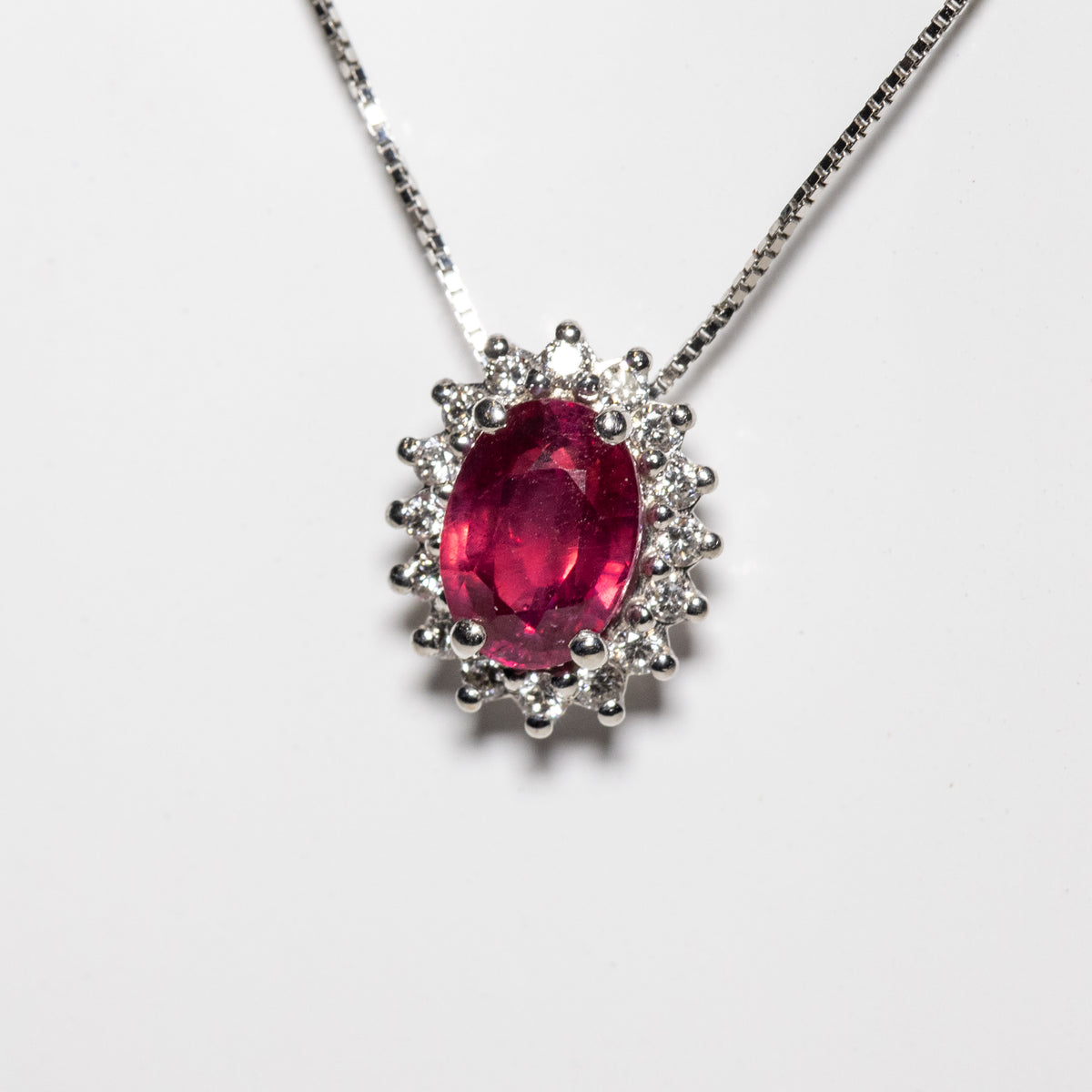 Collana in Oro Bianco 18 KT con Ciondolo con Rubino e Diamanti Rotondo Brillanti