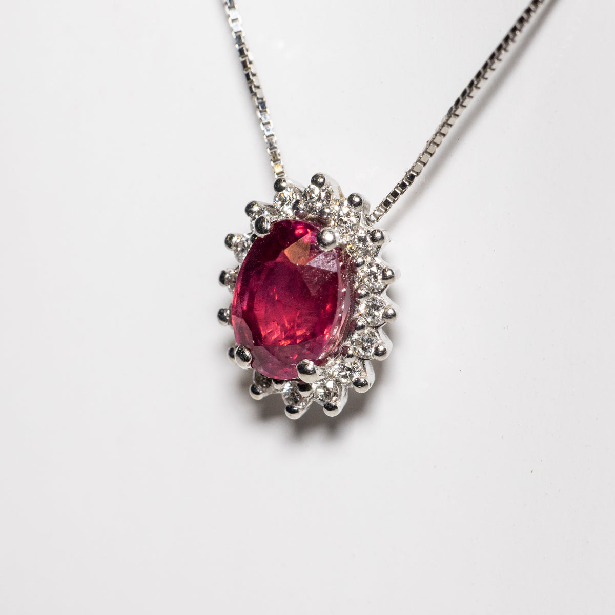 Collana in Oro Bianco 18 KT con Ciondolo con Rubino e Diamanti Rotondo Brillanti