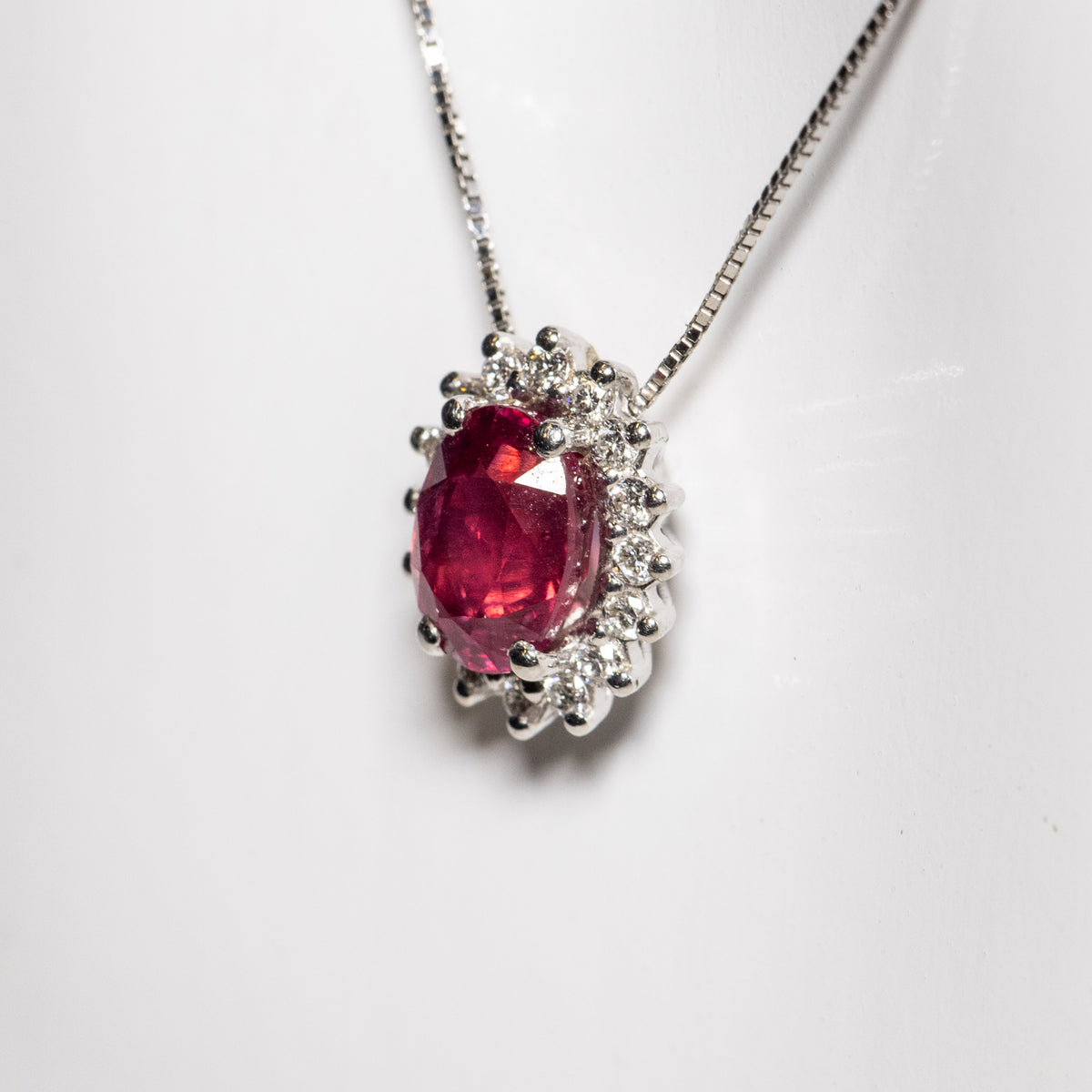 Collana in Oro Bianco 18 KT con Ciondolo con Rubino e Diamanti Rotondo Brillanti