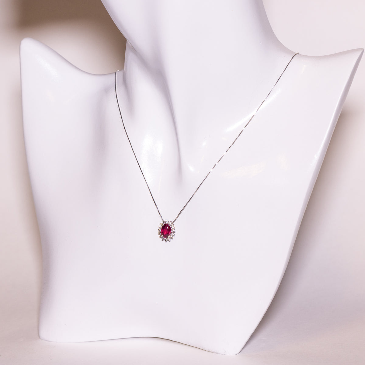 Collana in Oro Bianco 18 KT con Ciondolo con Rubino e Diamanti Rotondo Brillanti