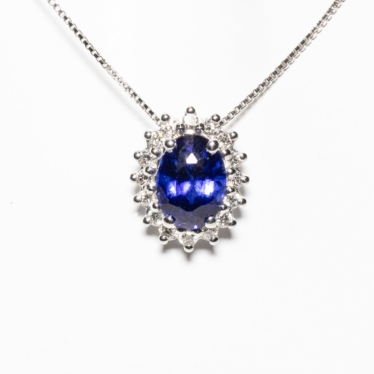 Collana in Oro Bianco 18 KT con Ciondolo in Zaffiro e Diamanti Rotondo Brillanti
