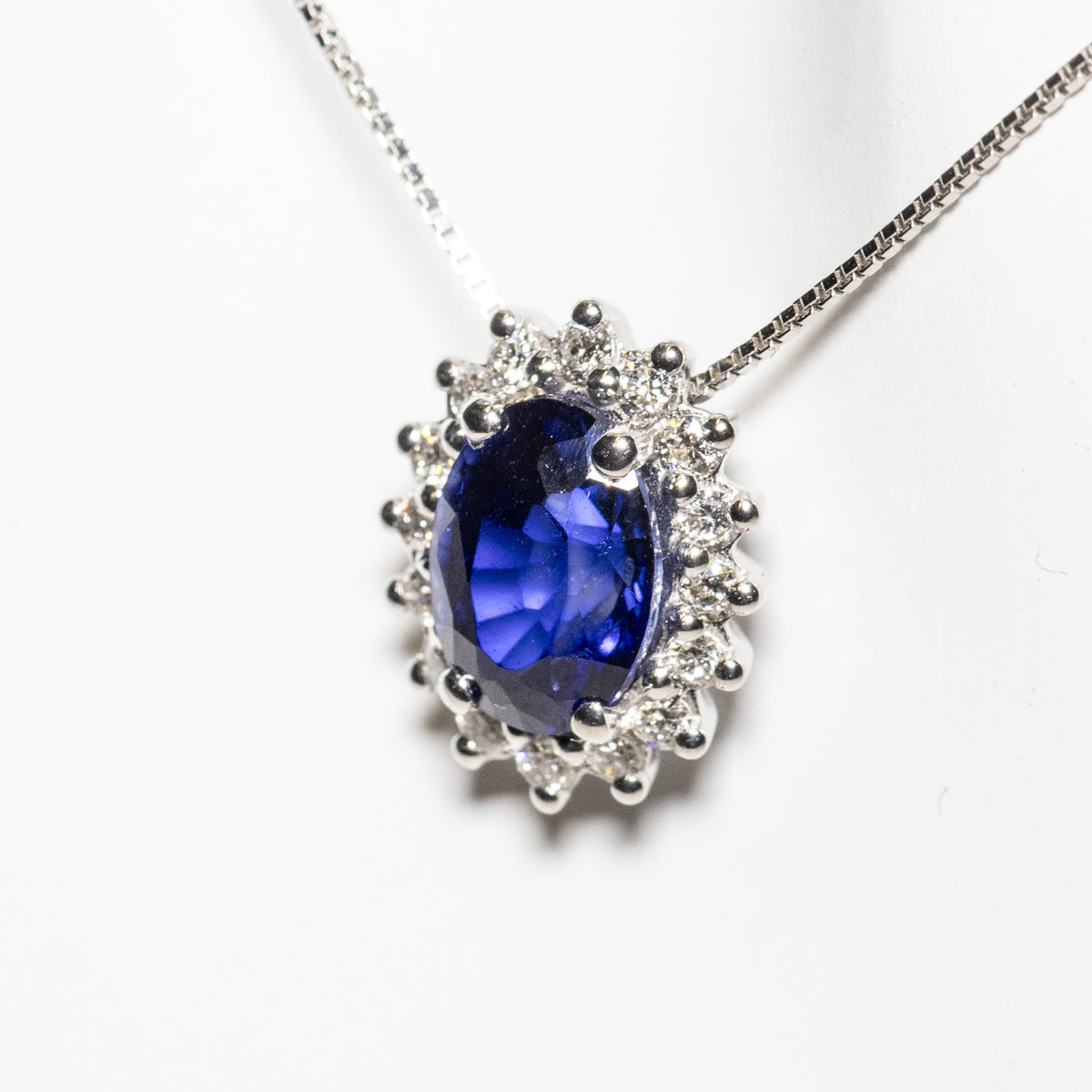 Collana in Oro Bianco 18 KT con Ciondolo in Zaffiro e Diamanti Rotondo Brillanti