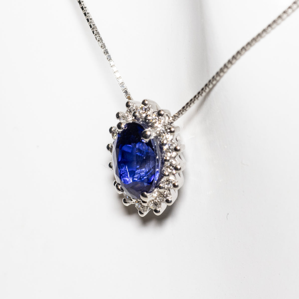 Collana in Oro Bianco 18 KT con Ciondolo in Zaffiro e Diamanti Rotondo Brillanti