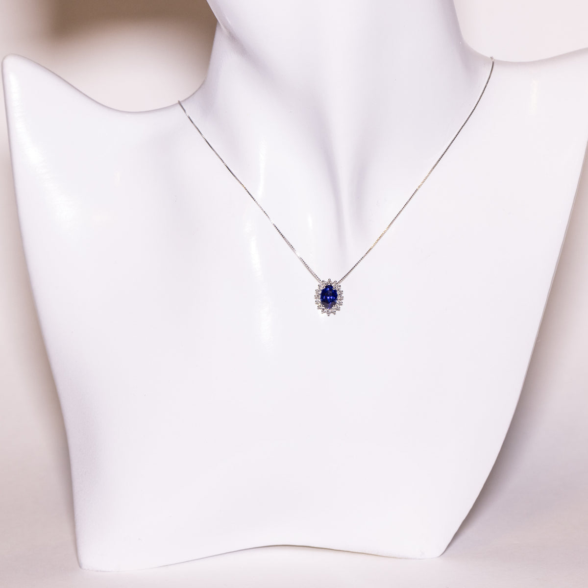 Collana in Oro Bianco 18 KT con Ciondolo in Zaffiro e Diamanti Rotondo Brillanti