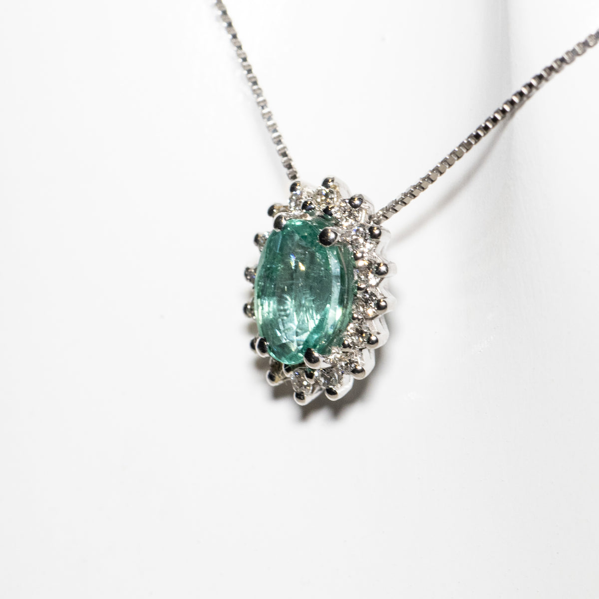 Collana in Oro Bianco 18 KT con Ciondolo con Smeraldo e Diamanti Rotondo Brillanti