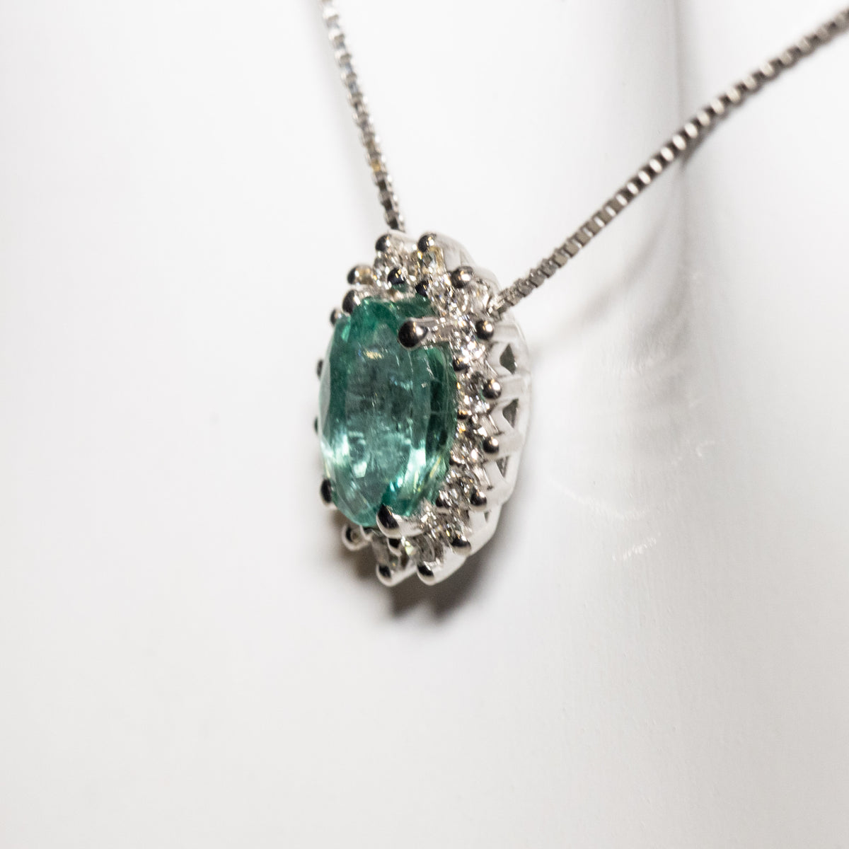 Collana in Oro Bianco 18 KT con Ciondolo con Smeraldo e Diamanti Rotondo Brillanti