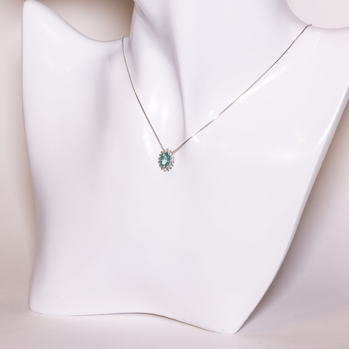 Collana in Oro Bianco 18 KT con Ciondolo con Smeraldo e Diamanti Rotondo Brillanti