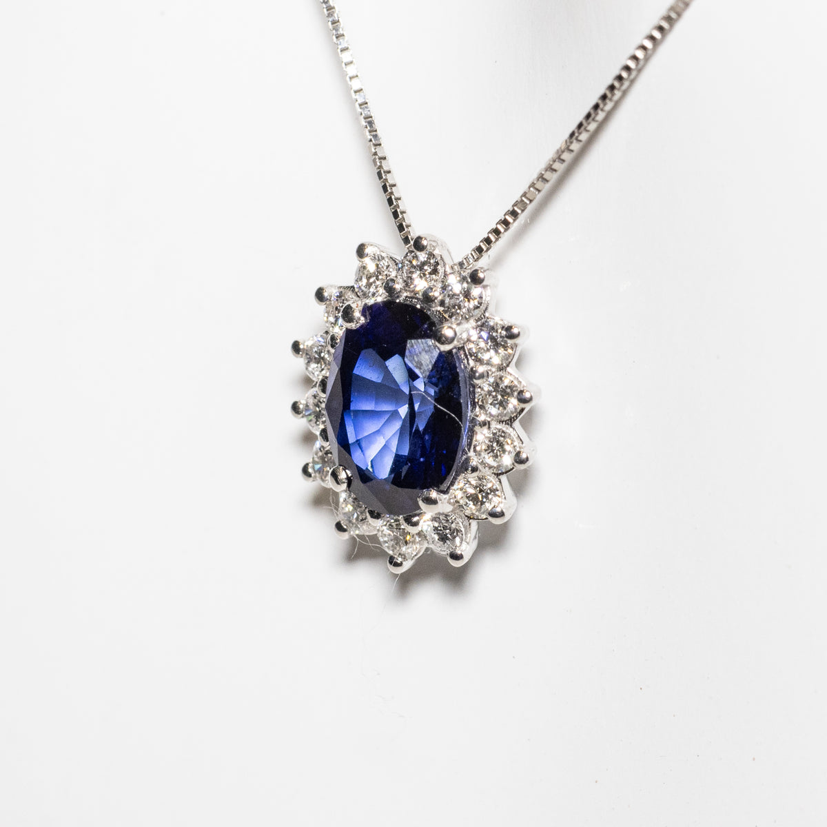Collana in Oro Bianco 18 KT con Ciondolo in Zaffiro e Diamanti Rotondo Brillanti