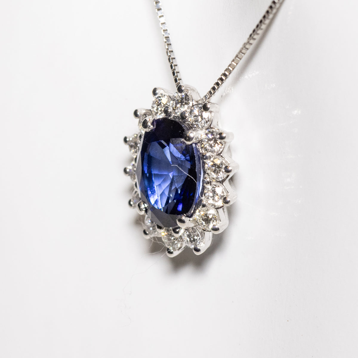 Collana in Oro Bianco 18 KT con Ciondolo in Zaffiro e Diamanti Rotondo Brillanti