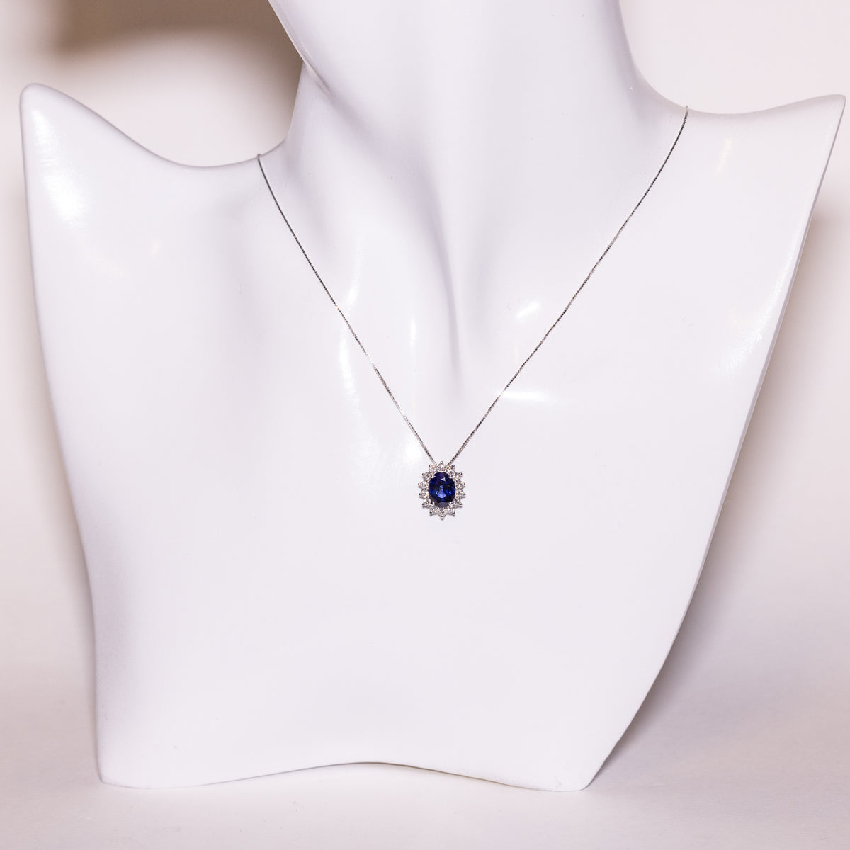 Collana in Oro Bianco 18 KT con Ciondolo in Zaffiro e Diamanti Rotondo Brillanti