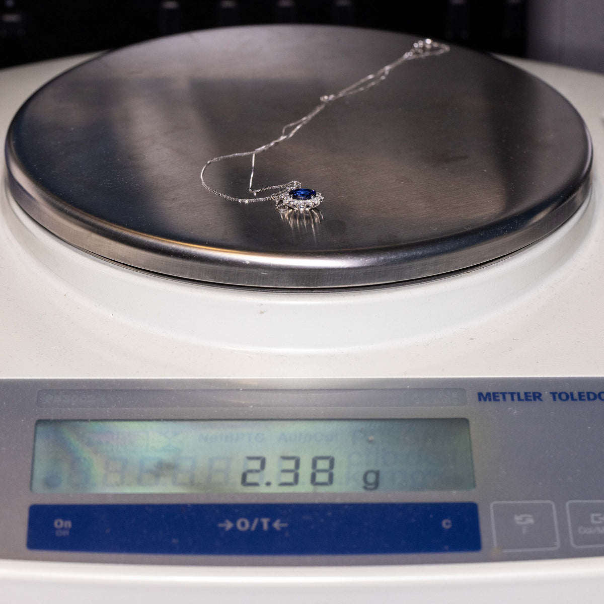 Collana in Oro Bianco 18 KT con Ciondolo in Zaffiro e Diamanti Rotondo Brillanti