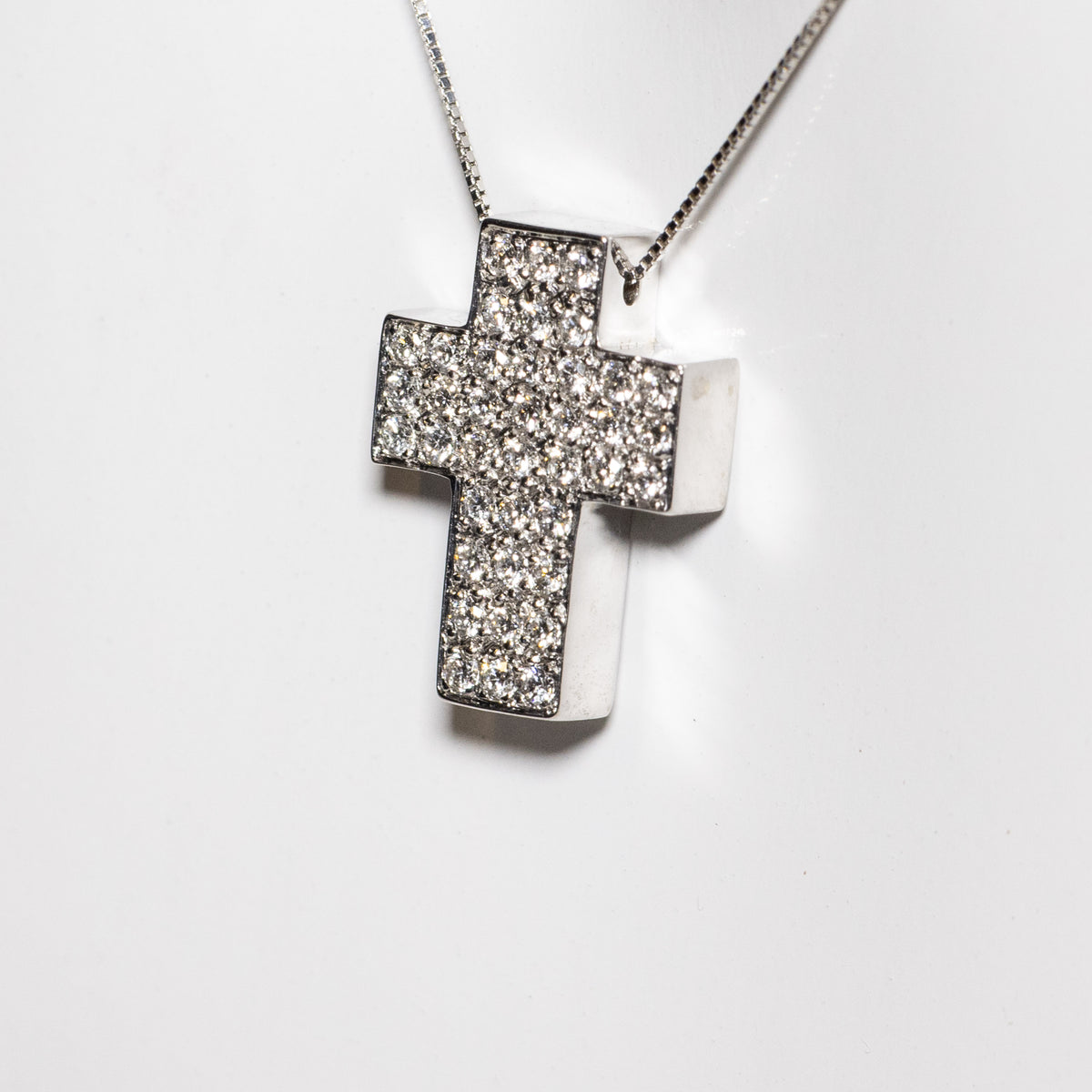 Collana con Croce in oro Bianco 18KT con diamanti rotondo brillanti