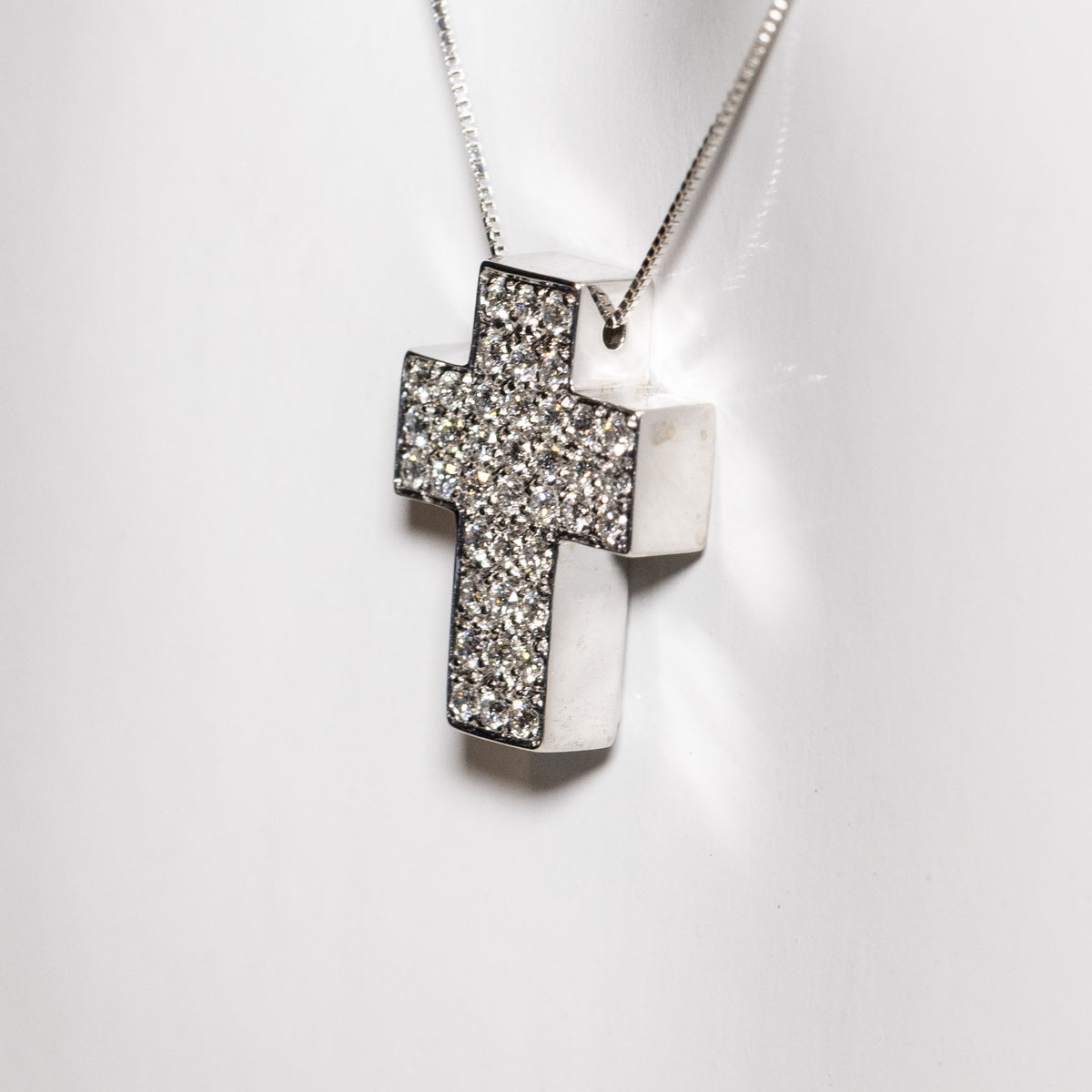 Collana con Croce in oro Bianco 18KT con diamanti rotondo brillanti