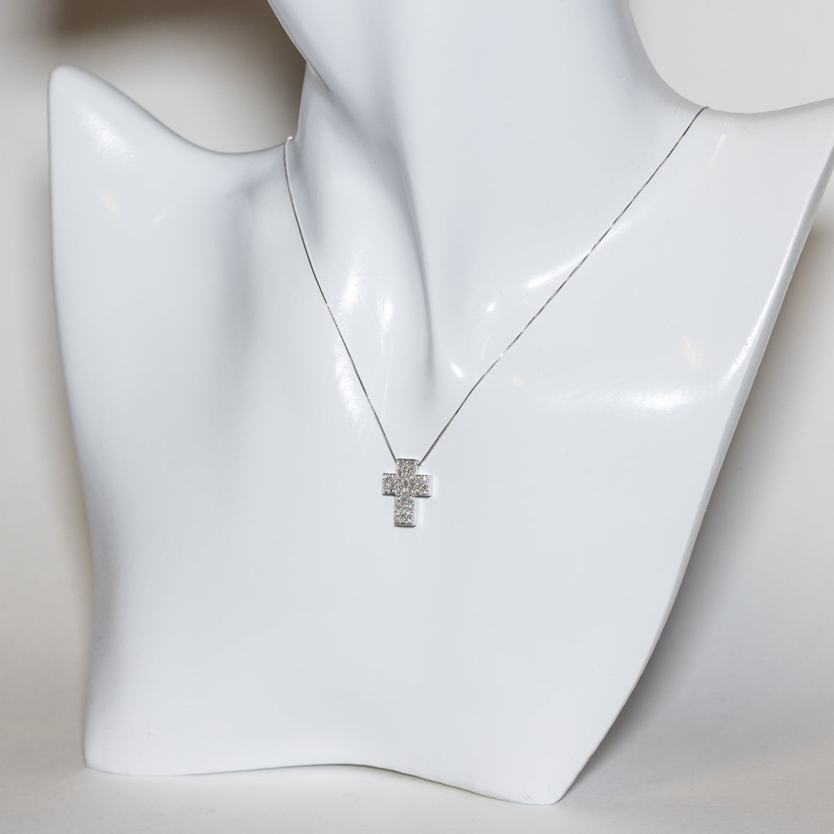 Collana con Croce in oro Bianco 18KT con diamanti rotondo brillanti